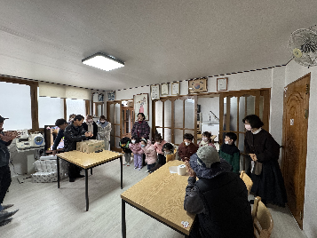 경로당 방문-우유팩 교환 화장지 기부