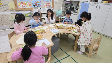 향내음반(특수학급) 역통합 놀이 활동-과자로 친구 얼굴 꾸미기